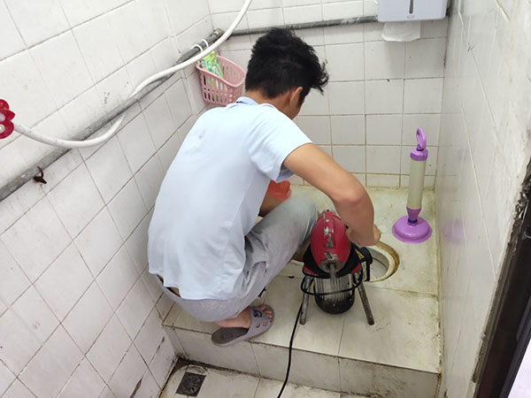巩留管道堵塞冒臭气 专业师傅现场解决问题