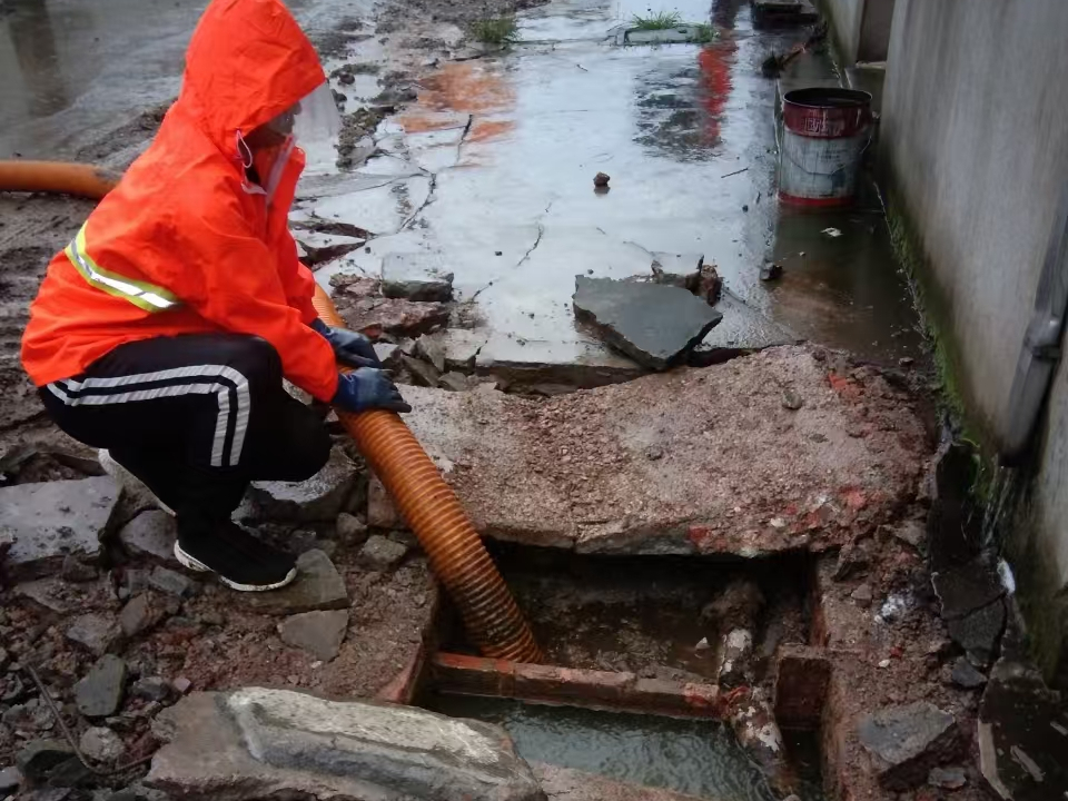 巩留专业清理污水池 炜誉市政以规范流程守护城市 “肠道”