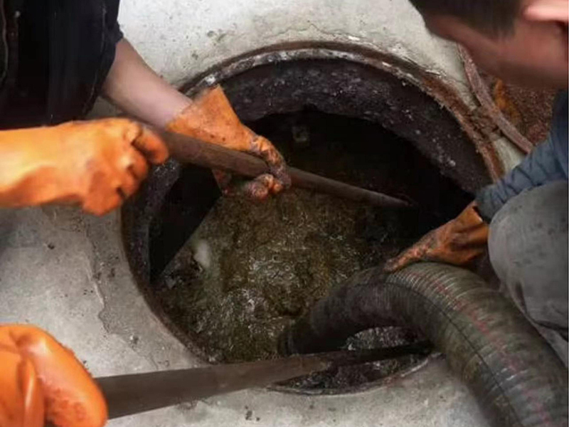 巩留清理化粪池时如何避免沼气的危害？